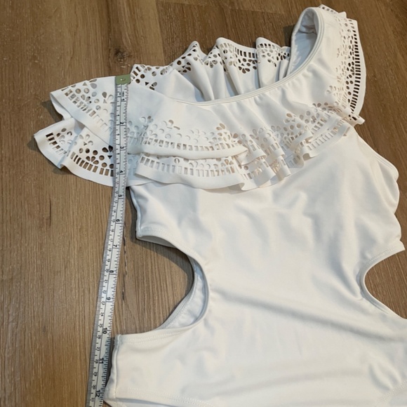 Boohoo White One Shoulder Ruffle Swimsuit, Size 6 - Picture 4 of 10